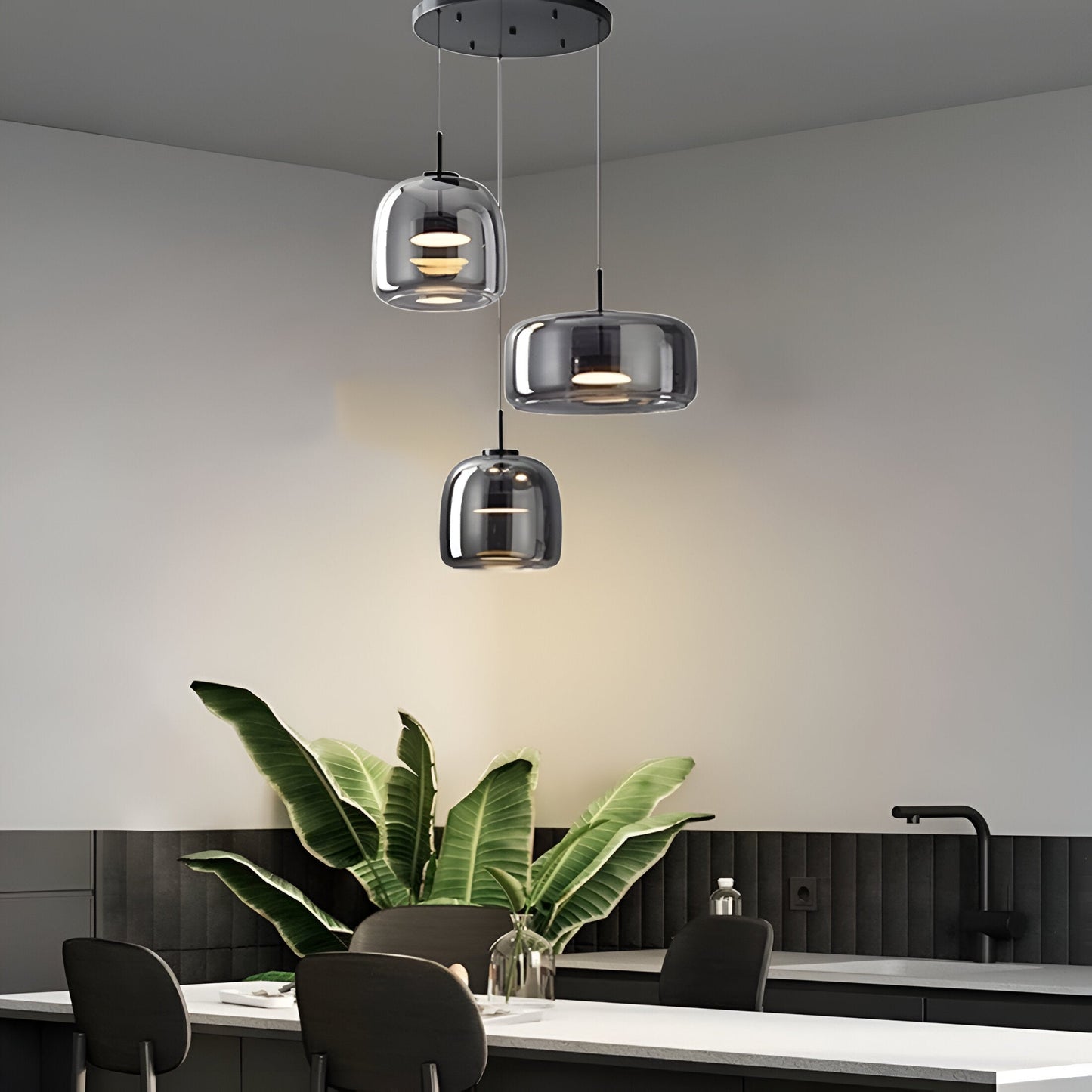 Lampa wisząca w stylu mid-century z trzema kloszami i regulowanymi przewodami