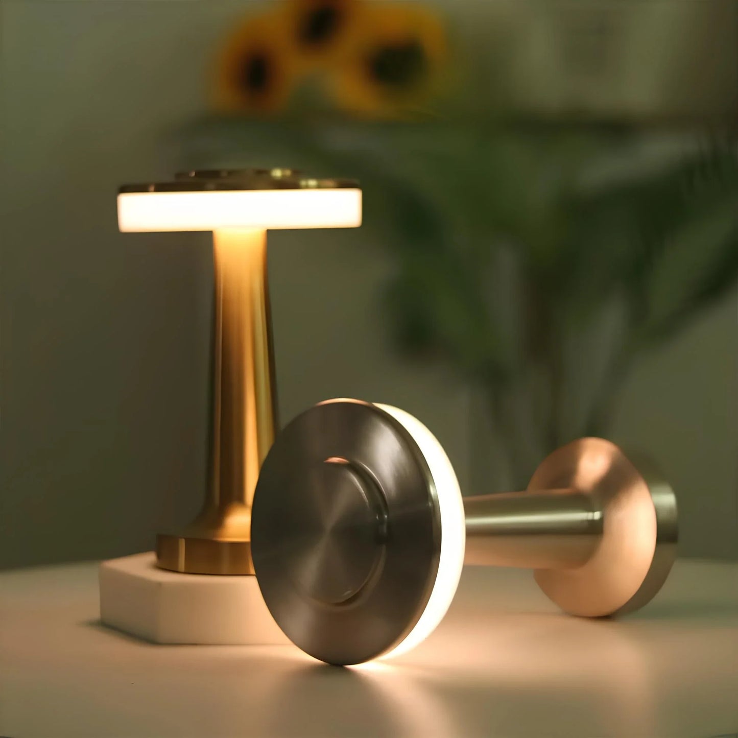 Współczesna smukła metalowa lampa stołowa LED