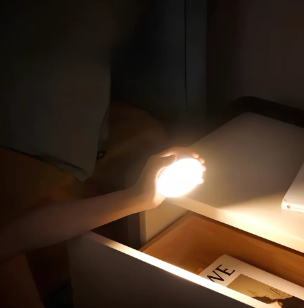 Klamka ścienna z czujnikiem ruchu – przenośna lampka LED samoprzylepna