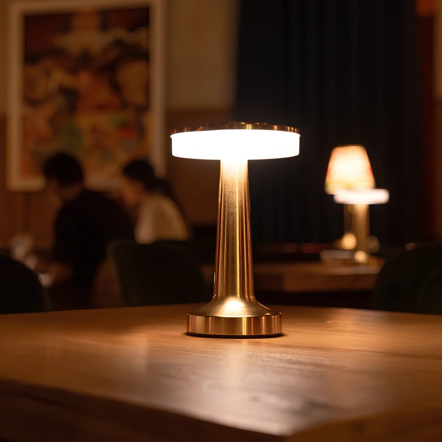 Współczesna smukła metalowa lampa stołowa LED