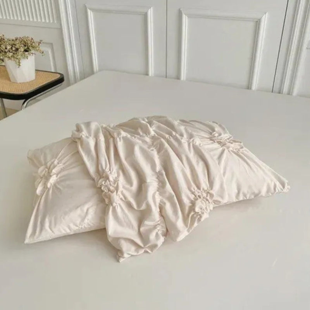 Zestaw pościeli z plisami i kwiatowym wzorem do nowoczesnych, eleganckich sypialni