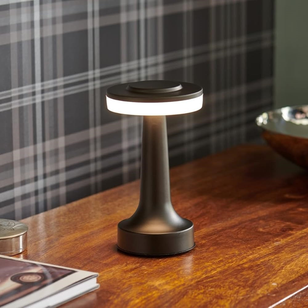 Współczesna smukła metalowa lampa stołowa LED