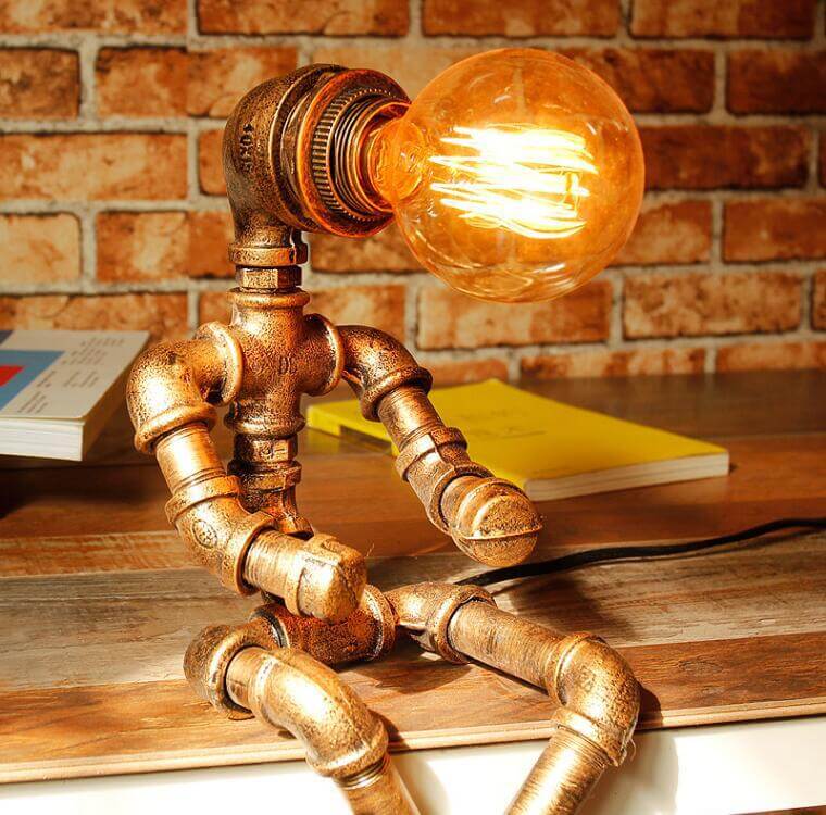 Retro przemysłowa lampa stołowa w kształcie robota