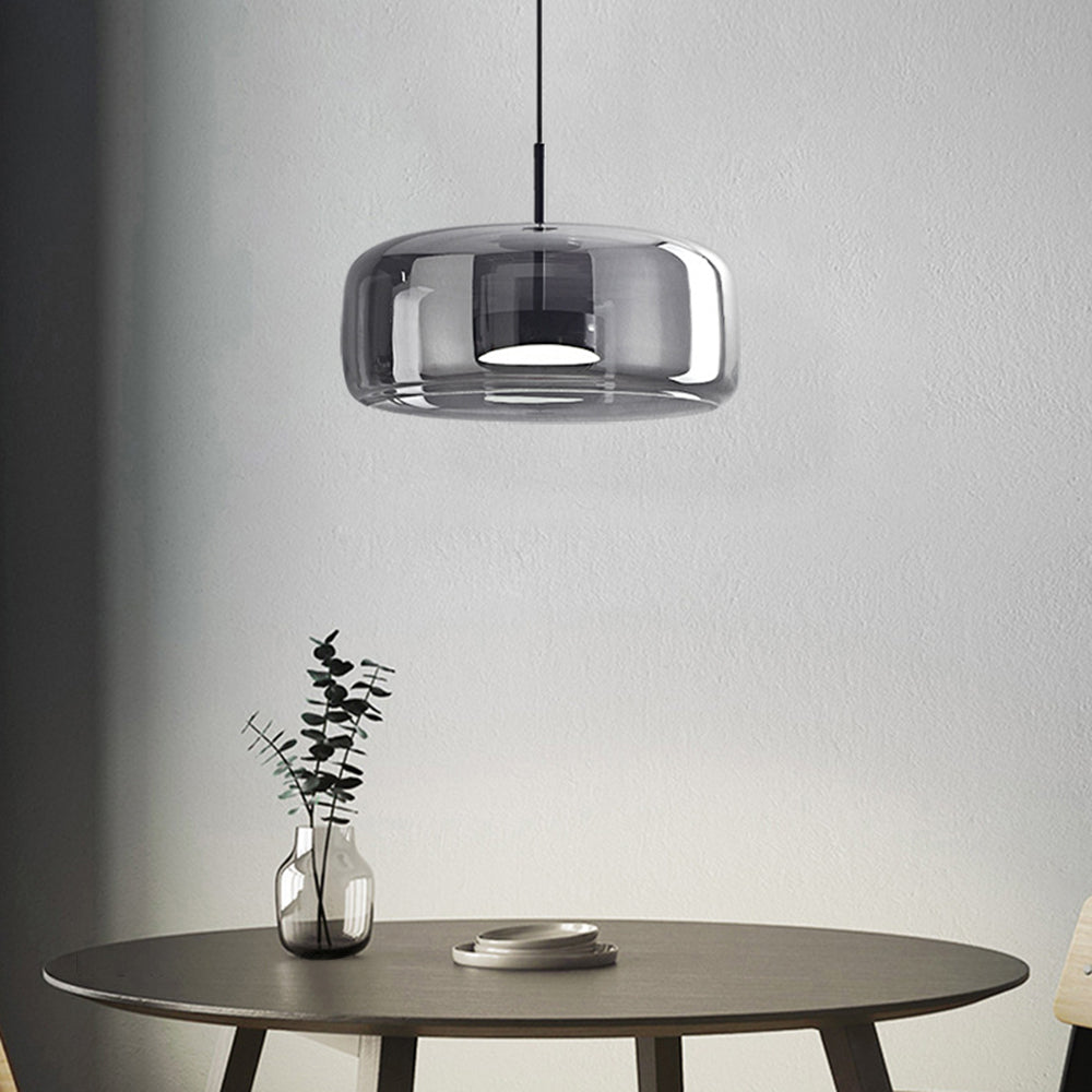 Delikatna bursztynowa lampa wisząca ze złotym akcentem