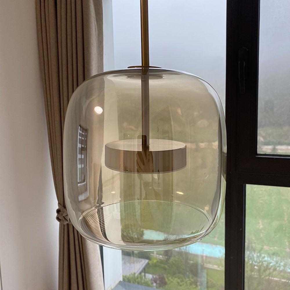 Delikatna bursztynowa lampa wisząca ze złotym akcentem