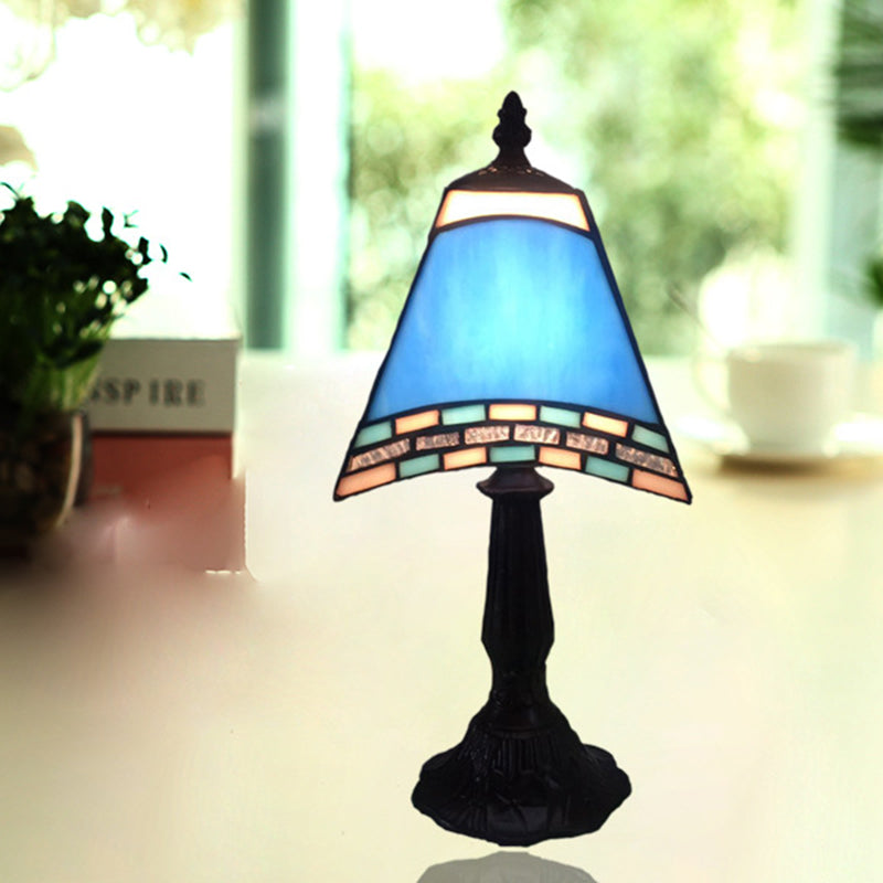 Morska lampka nocna ze szklanym kloszem przy łóżku
