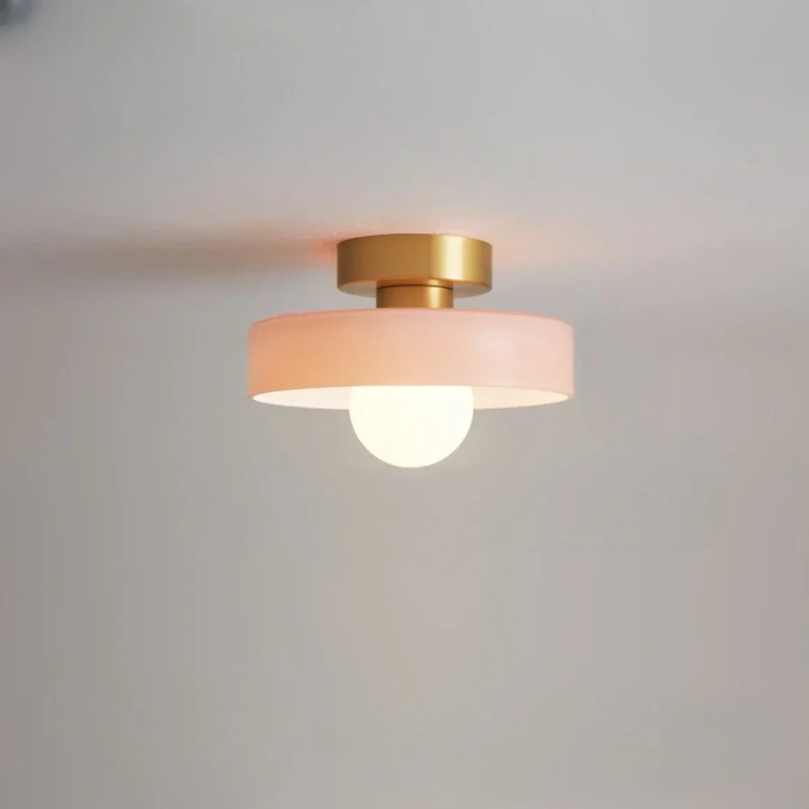 Okrągła kolorowa lampa sufitowa w stylu skandynawskim