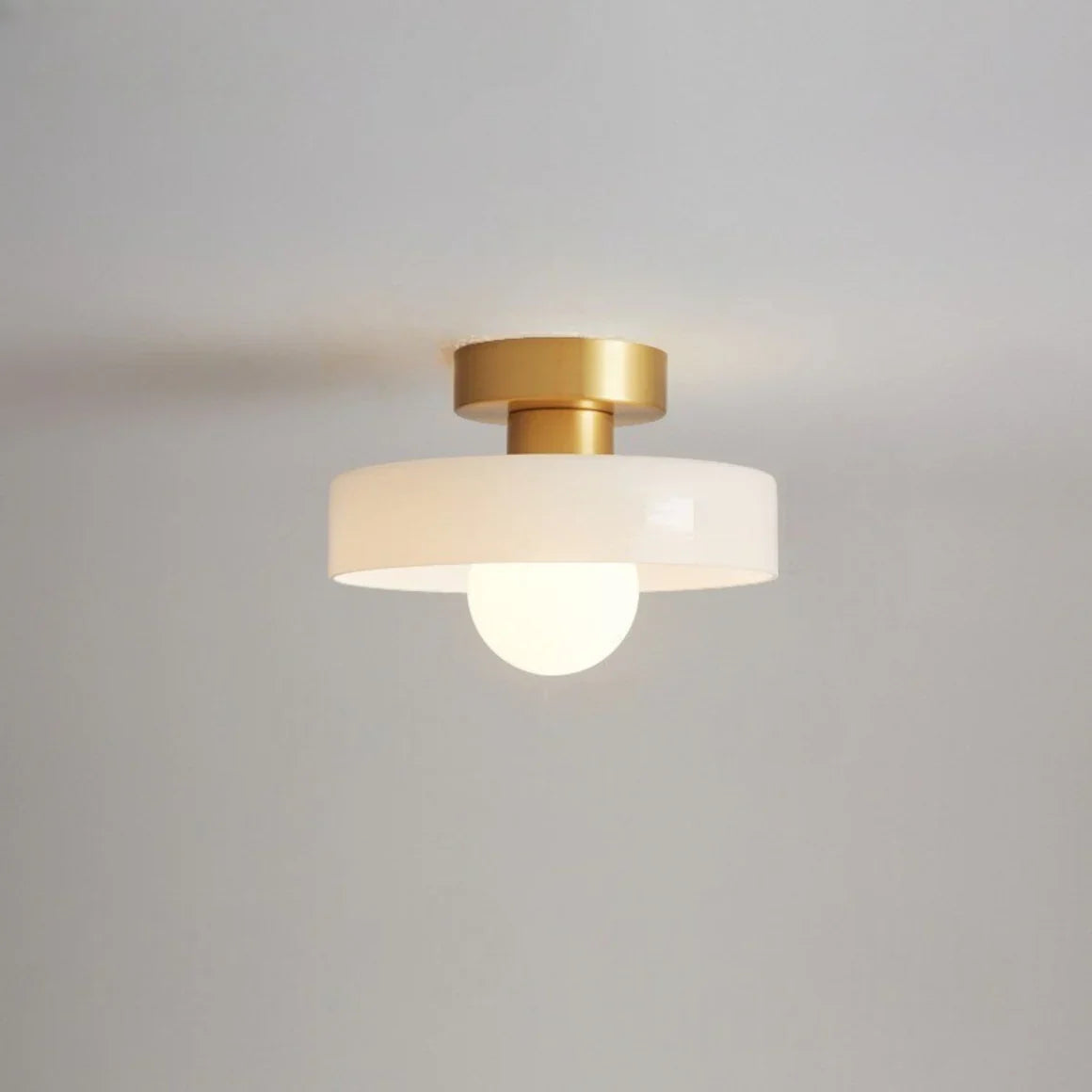 Okrągła kolorowa lampa sufitowa w stylu skandynawskim