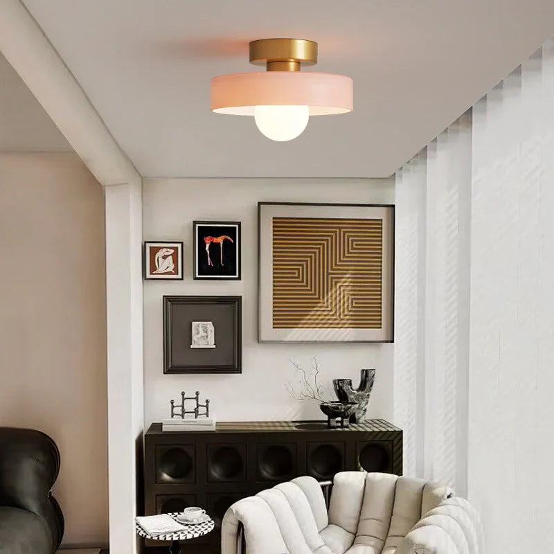 Okrągła kolorowa lampa sufitowa w stylu skandynawskim
