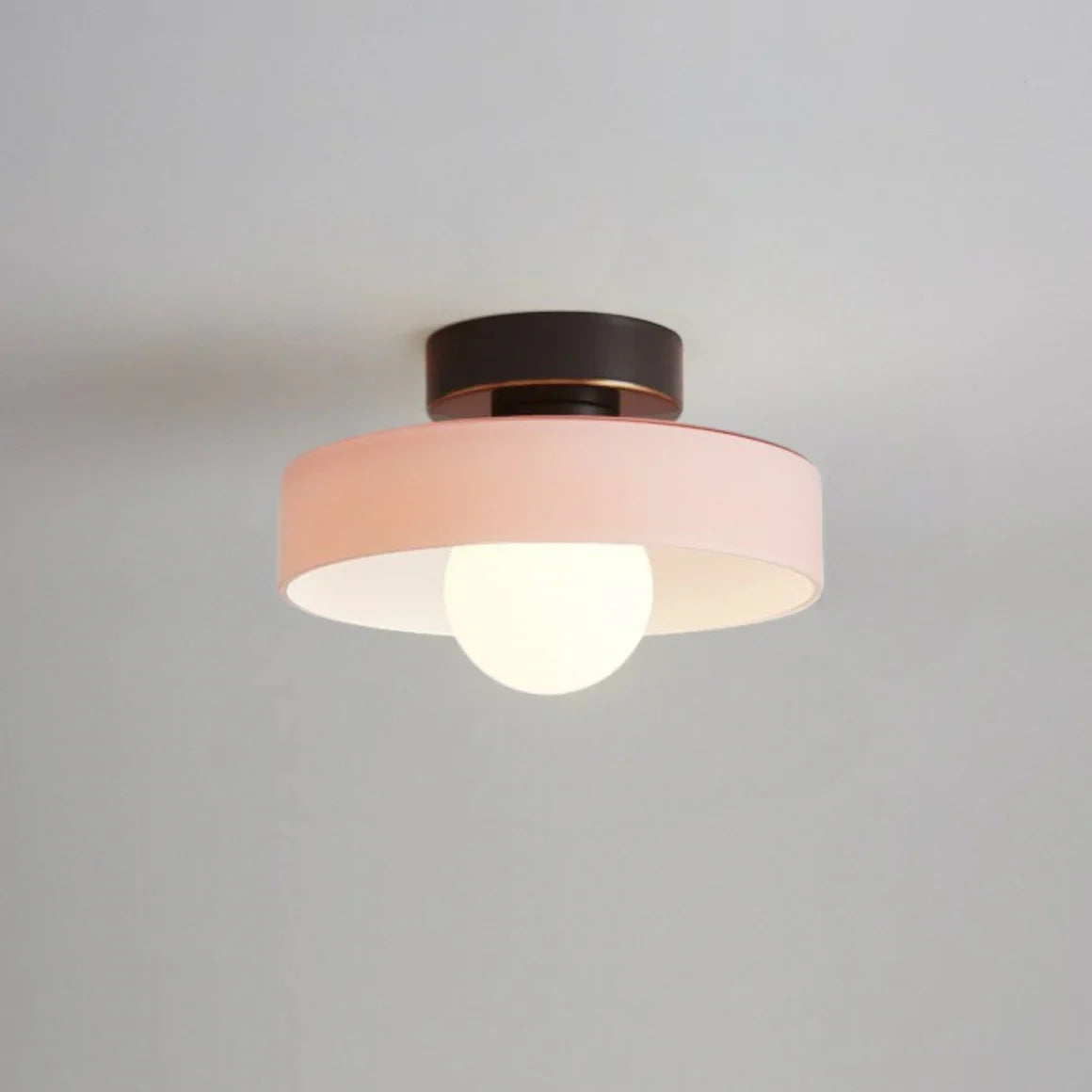 Okrągła kolorowa lampa sufitowa w stylu skandynawskim