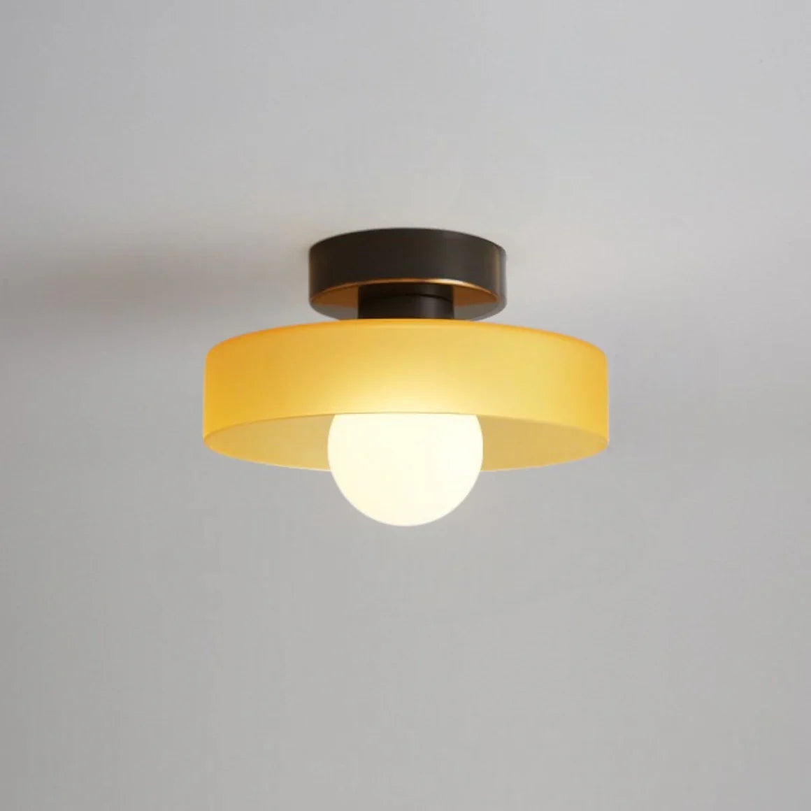 Okrągła kolorowa lampa sufitowa w stylu skandynawskim