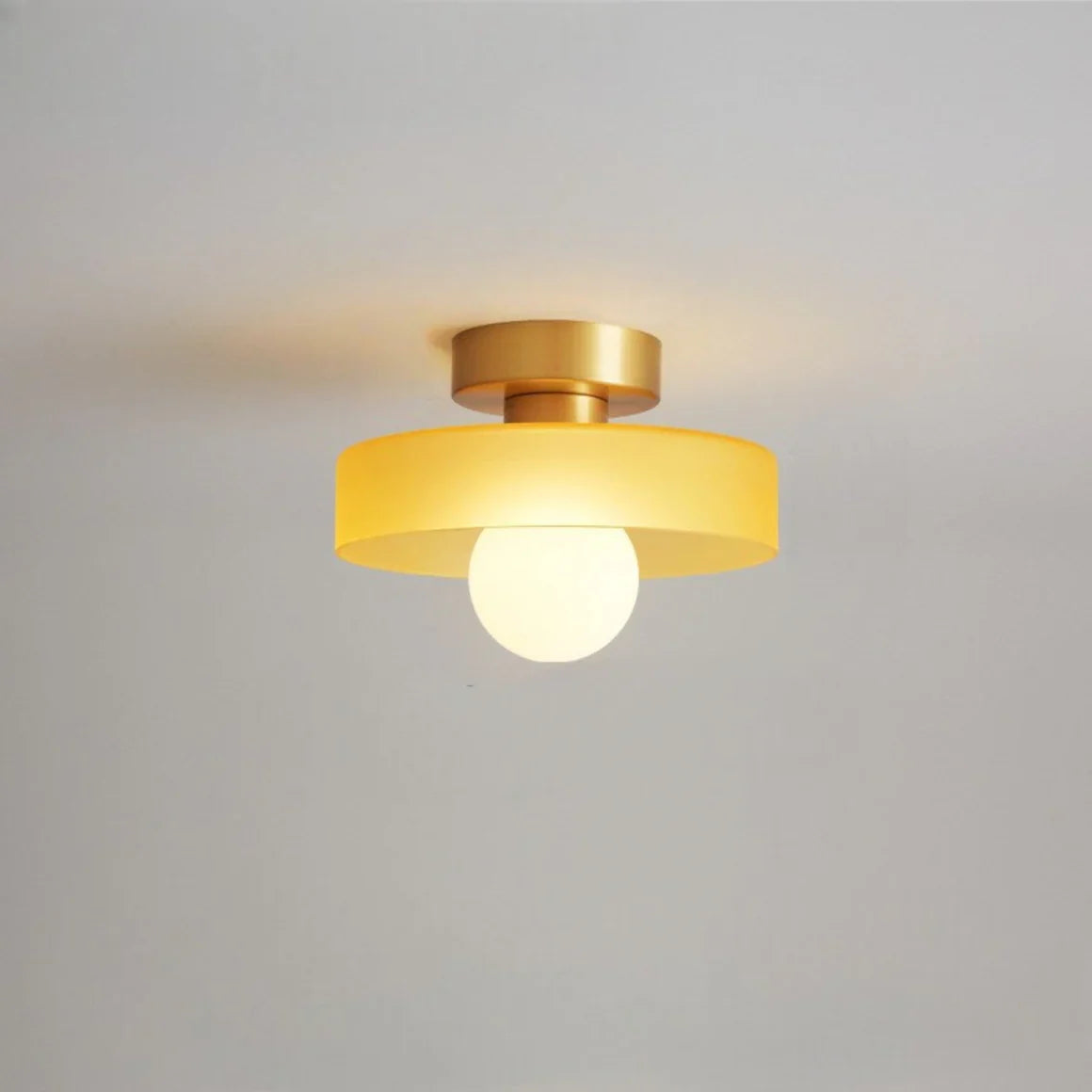 Okrągła kolorowa lampa sufitowa w stylu skandynawskim
