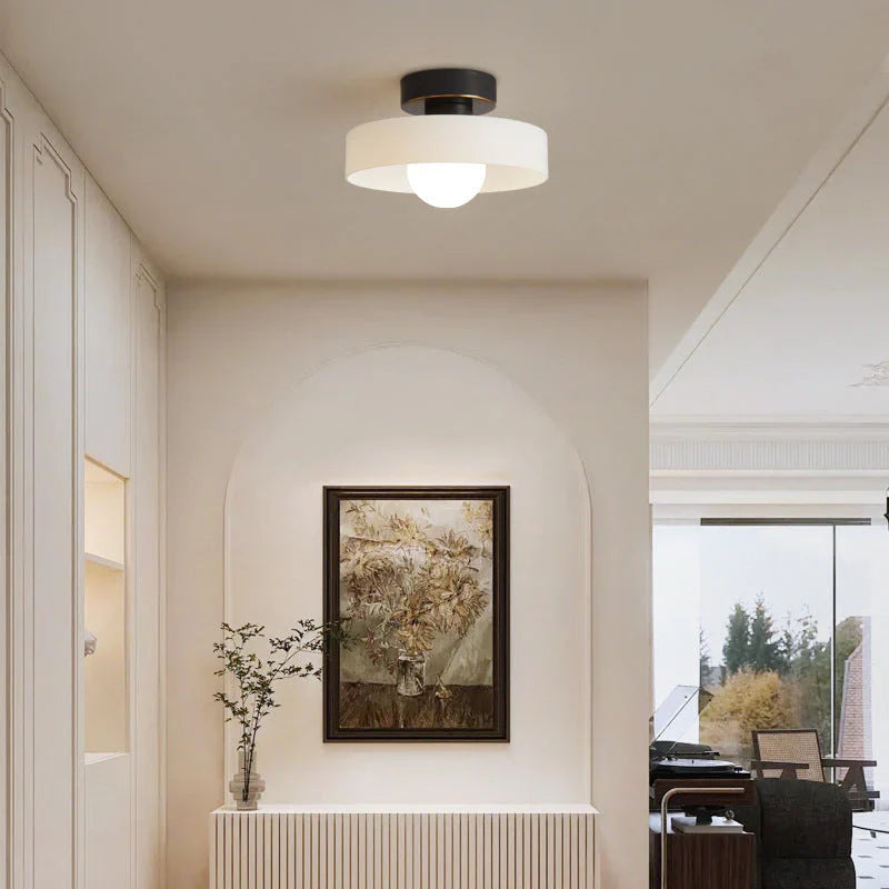 Okrągła kolorowa lampa sufitowa w stylu skandynawskim