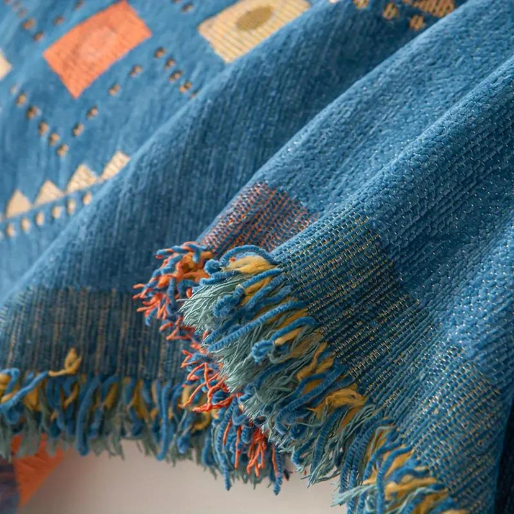 Modny koc z frędzlami w stylu boho na sofę i łóżko
