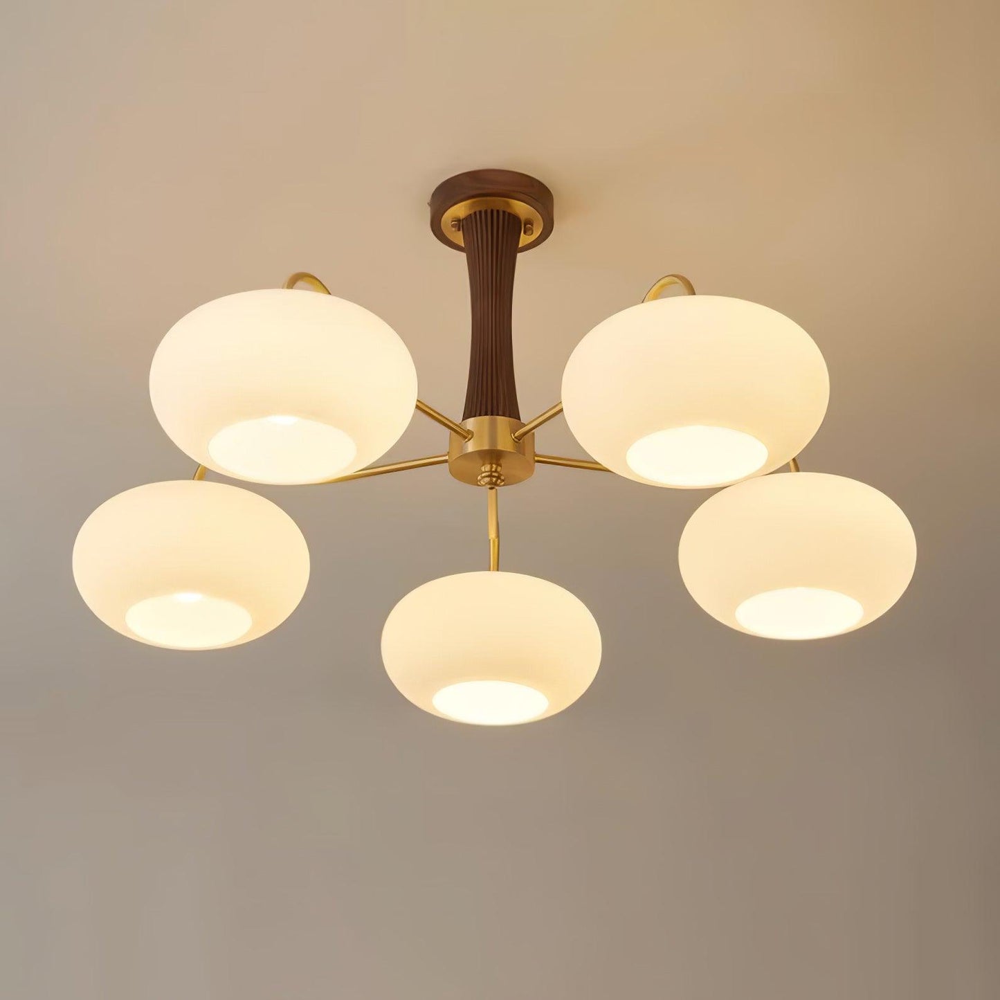 Artystyczna szklana lampa wisząca z połowy wieku z drewnianą podstawą