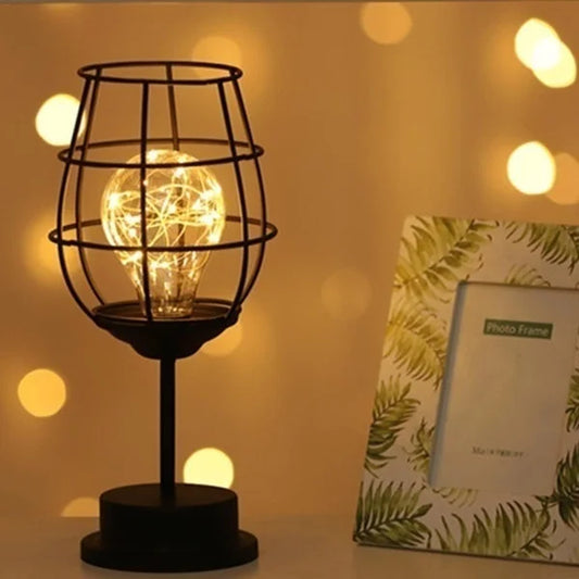 Lampa stołowa w stylu vintage z wydrążonym korpusem – nastrojowe oświetlenie w stylu retro