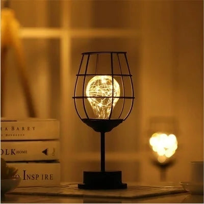 Lampa stołowa w stylu vintage z wydrążonym korpusem – nastrojowe oświetlenie w stylu retro