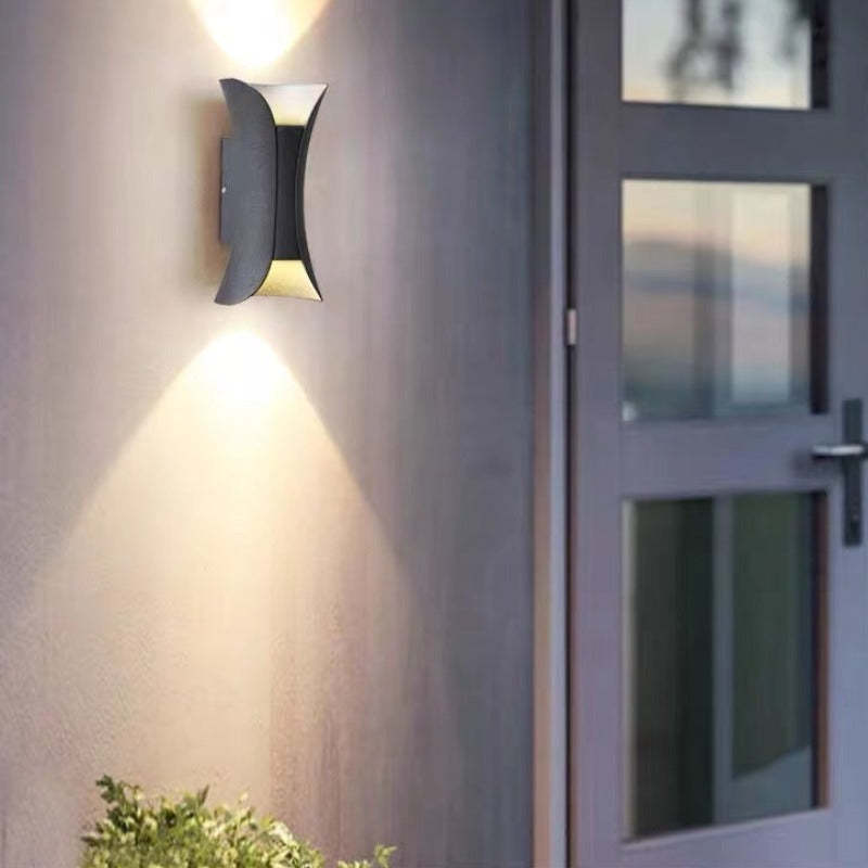 Wszechstronna zakrzywiona odporna na warunki atmosferyczne zewnętrzna lampa ścienna LED