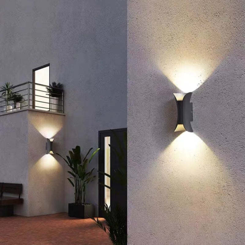 Wszechstronna zakrzywiona odporna na warunki atmosferyczne zewnętrzna lampa ścienna LED