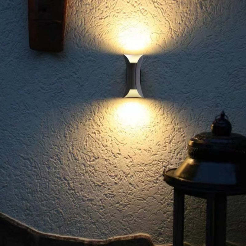 Wszechstronna zakrzywiona odporna na warunki atmosferyczne zewnętrzna lampa ścienna LED