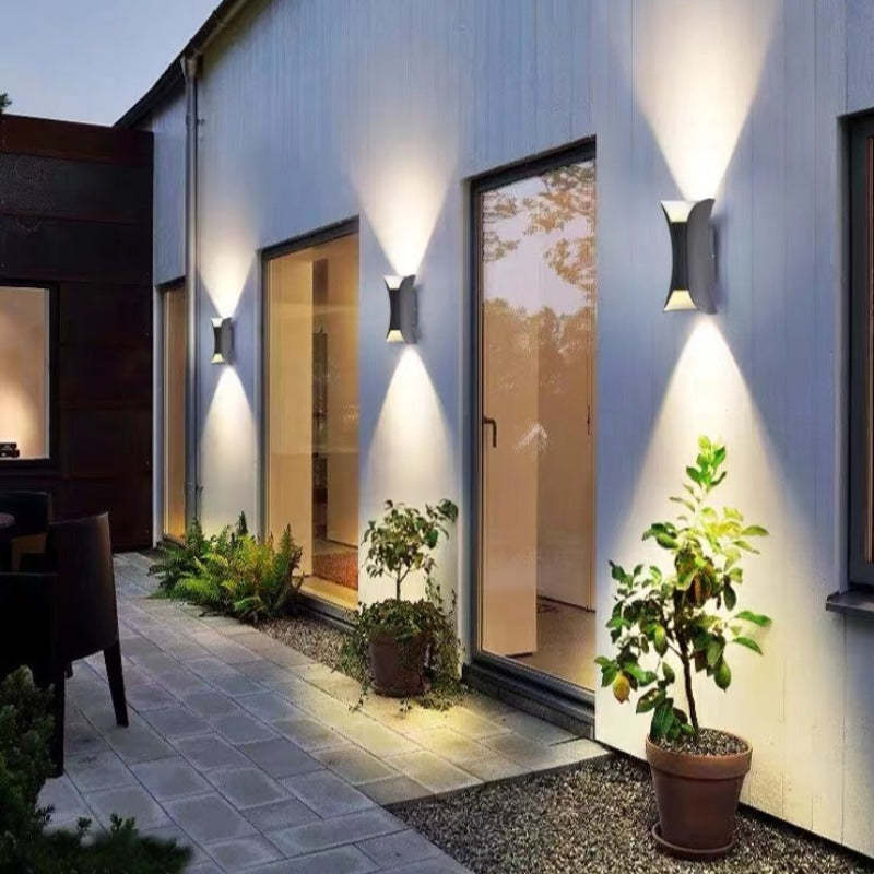 Wszechstronna zakrzywiona odporna na warunki atmosferyczne zewnętrzna lampa ścienna LED