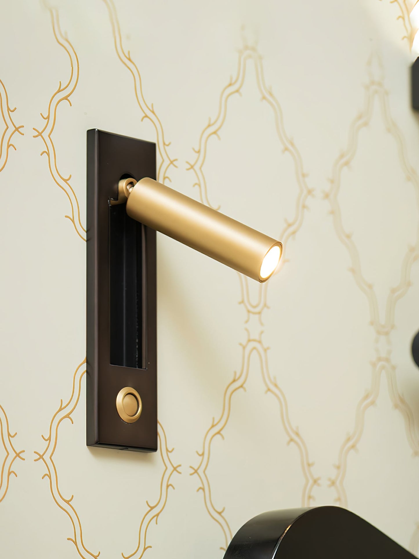 Wbudowana lampka ścienna do czytania ze składaną lampką nocną