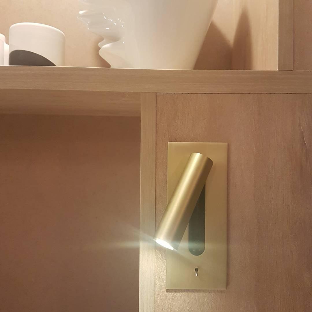 Ścienna lampa do czytania z wbudowanym światłem LED