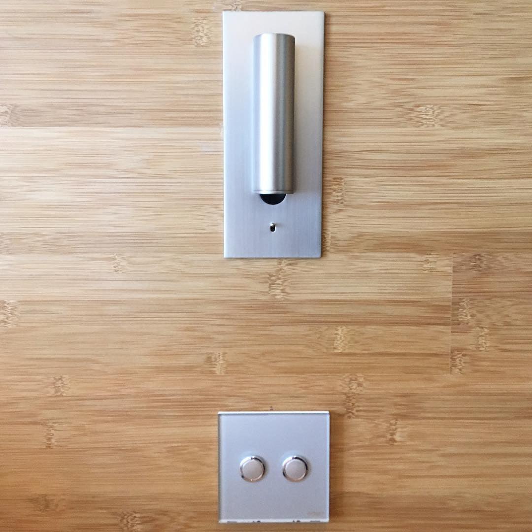 Ścienna lampa do czytania z wbudowanym światłem LED