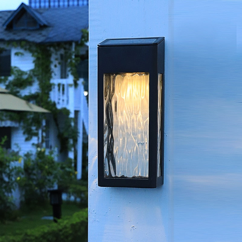 Lampa ścienna zasilana energią słoneczną z automatycznym czujnikiem światła