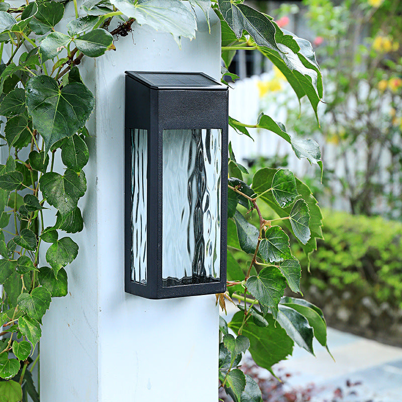Lampa ścienna zasilana energią słoneczną z automatycznym czujnikiem światła