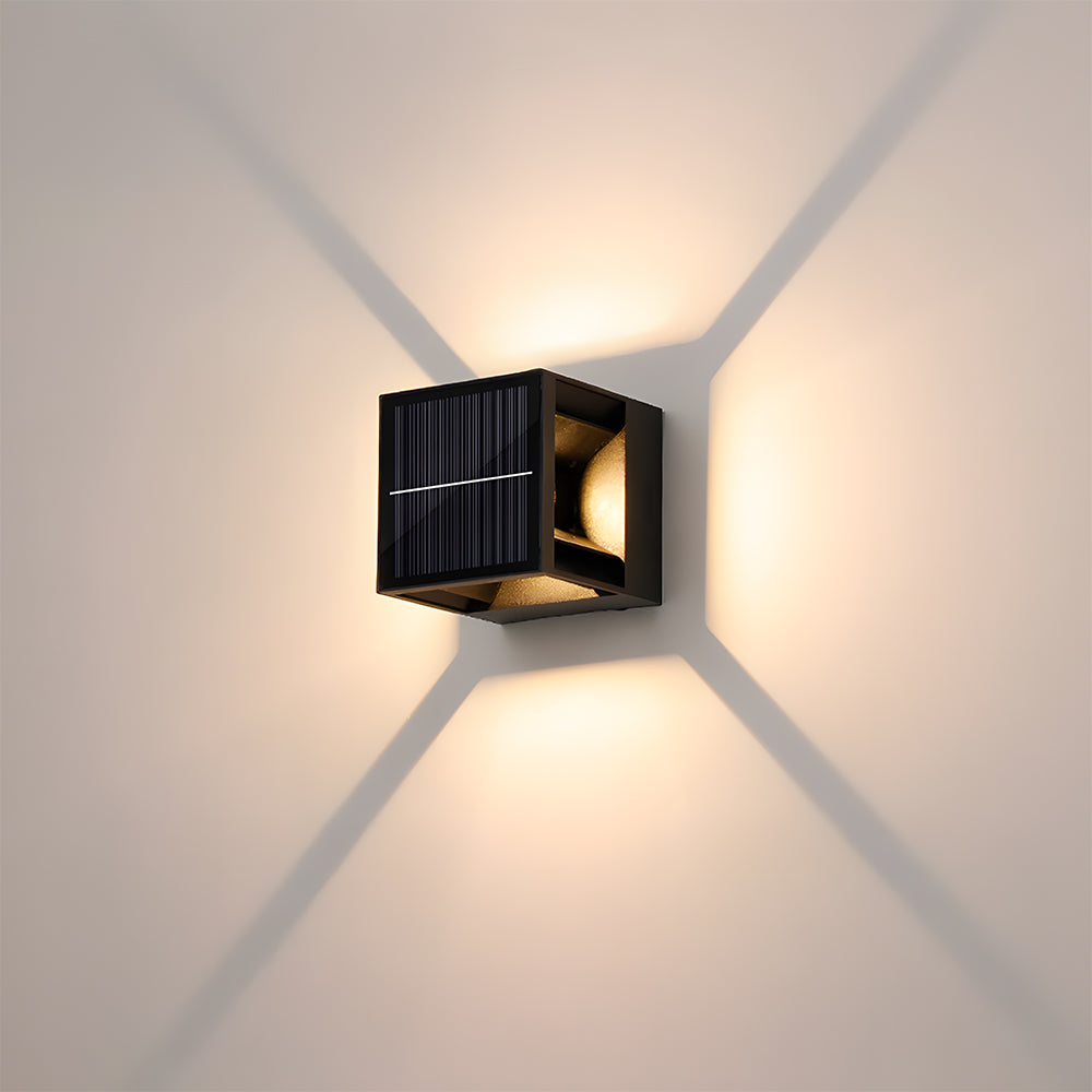 Kwadratowa czarna lampa zewnętrzna zasilana energią słoneczną