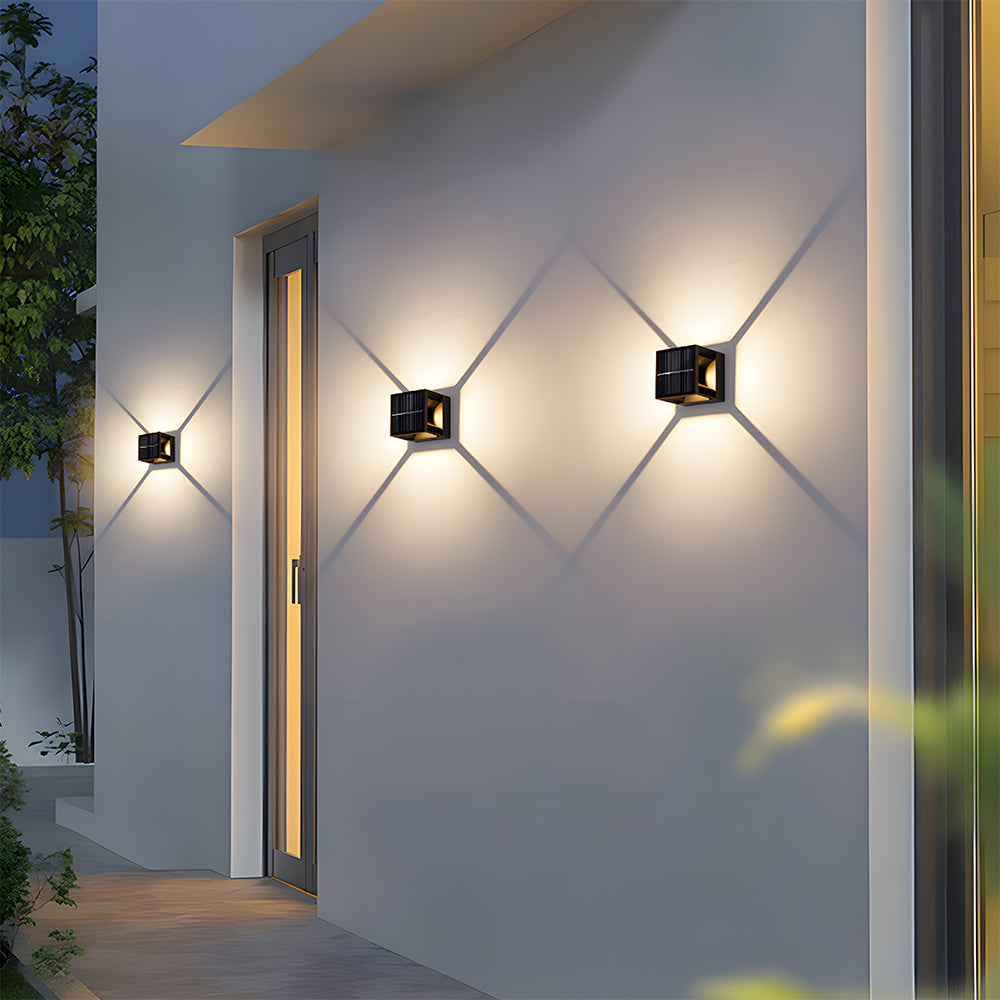Kwadratowa czarna lampa zewnętrzna zasilana energią słoneczną