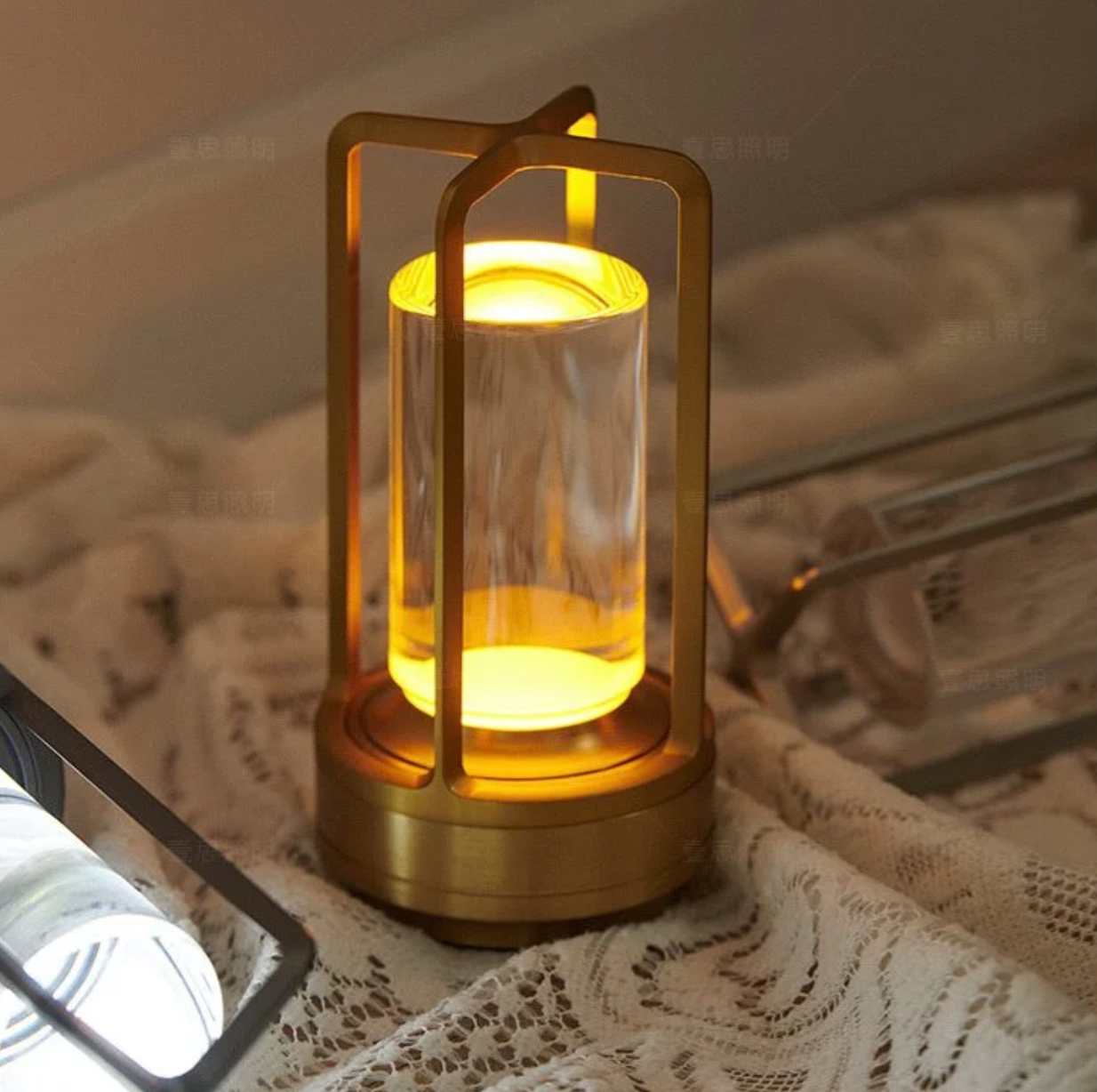 Smukła bezprzewodowa lampa LED stołowa ze ściemnianiem