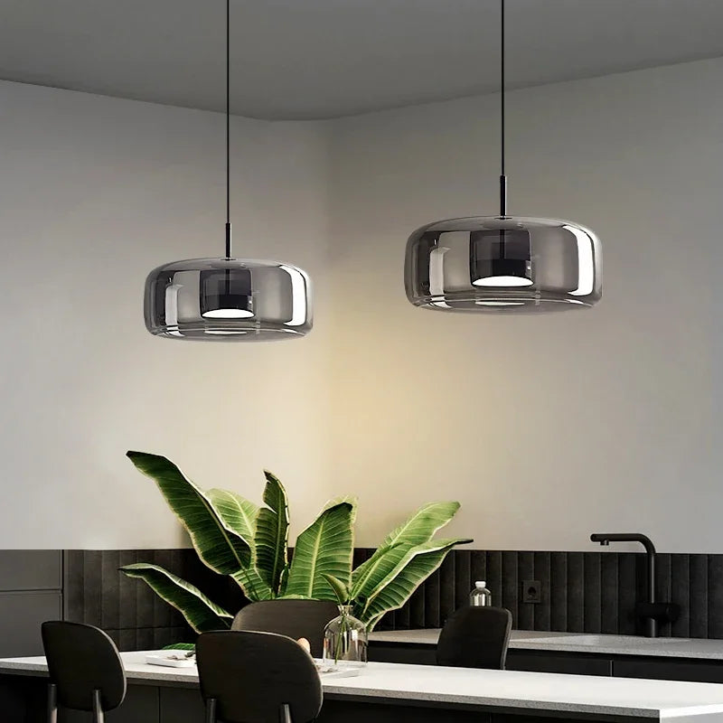 Wyrafinowana szklana lampa wisząca do nowoczesnych wnętrz