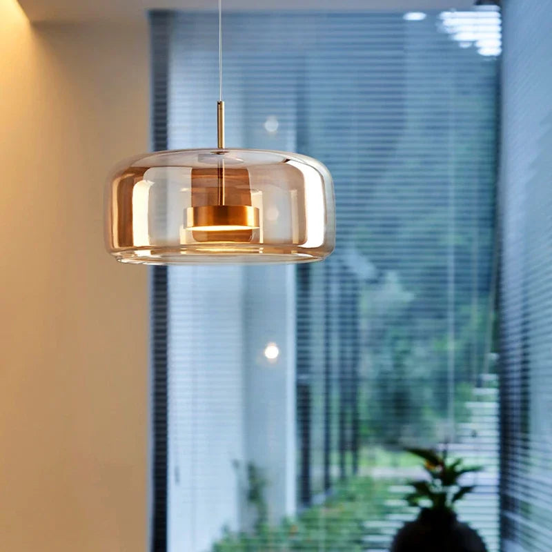 Wyrafinowana szklana lampa wisząca do nowoczesnych wnętrz
