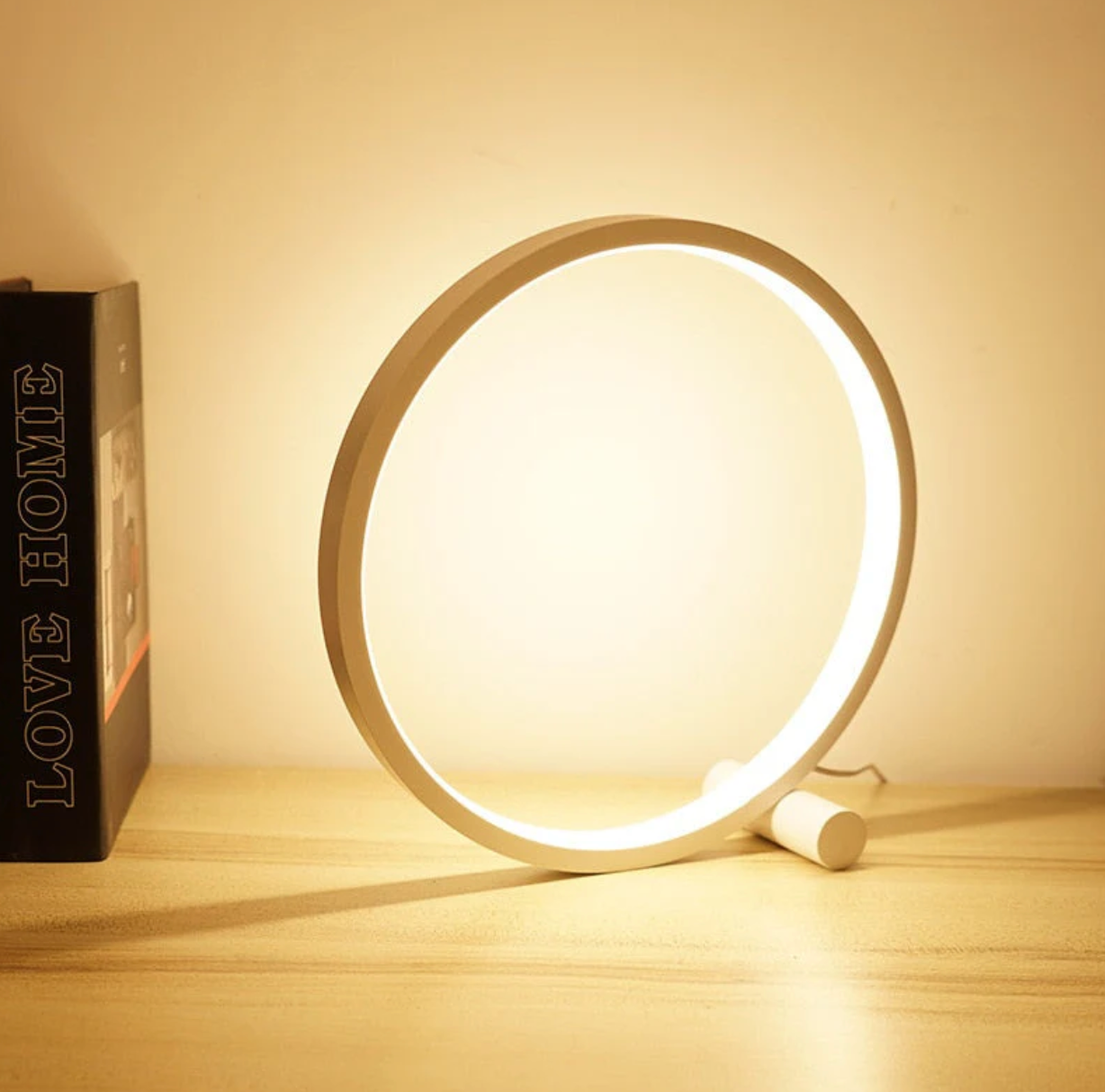 Kompaktowa lampa LED z panelem dotykowym i regulacji jasności -przeznaczona do użytku domowego