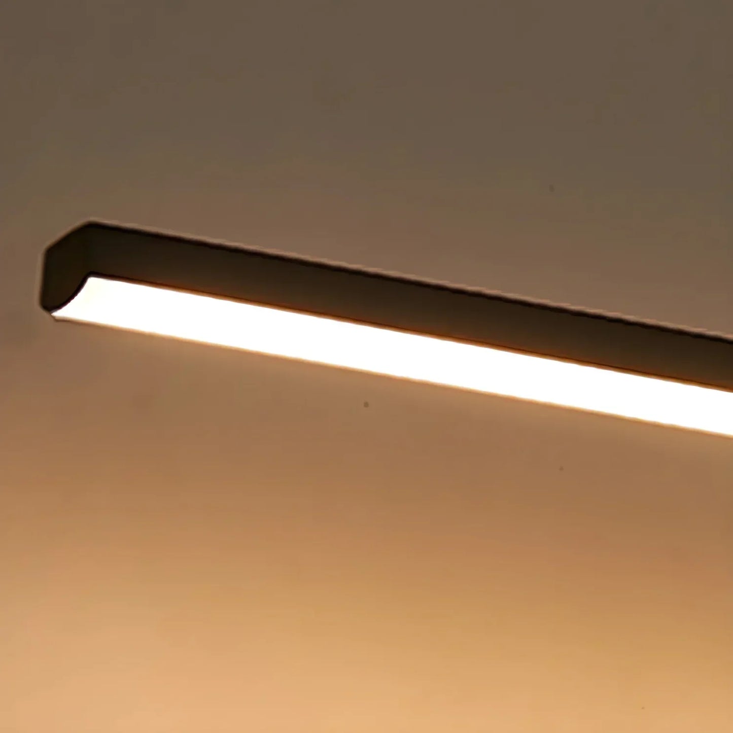 Wykwintna długa liniowa lampa ścienna LED do łazienek i umywalek