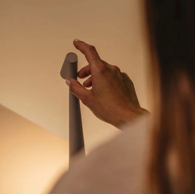 Kompaktowa bezprzewodowa lampa biurkowa LED z regulowanym trybem jasności