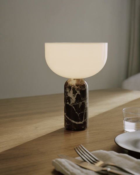 Nowoczesna lampa stołowa z marmurową podstawą i dotykowym sterowaniem LED