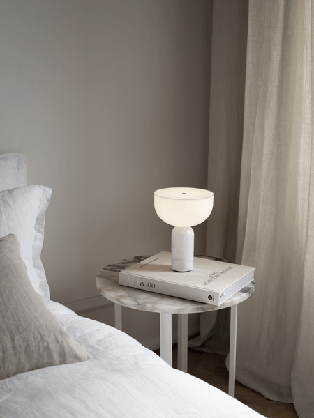 Nowoczesna lampa stołowa z marmurową podstawą i dotykowym sterowaniem LED
