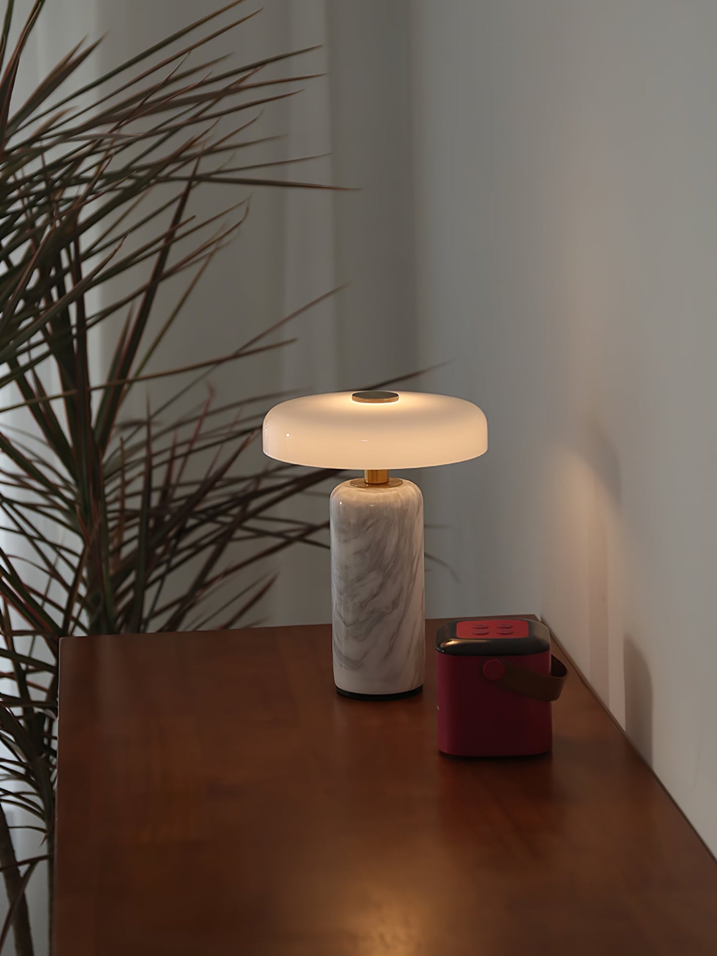 Nowoczesna lampa stołowa z marmurową podstawą i dotykowym sterowaniem LED