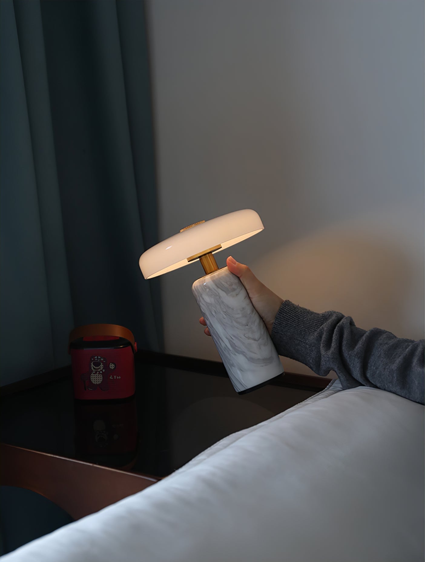 Nowoczesna lampa stołowa z marmurową podstawą i dotykowym sterowaniem LED