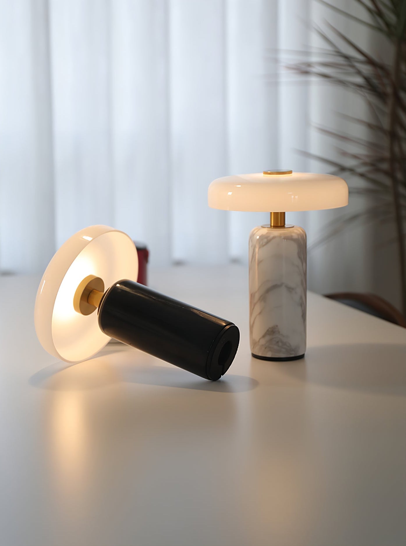 Nowoczesna lampa stołowa z marmurową podstawą i dotykowym sterowaniem LED