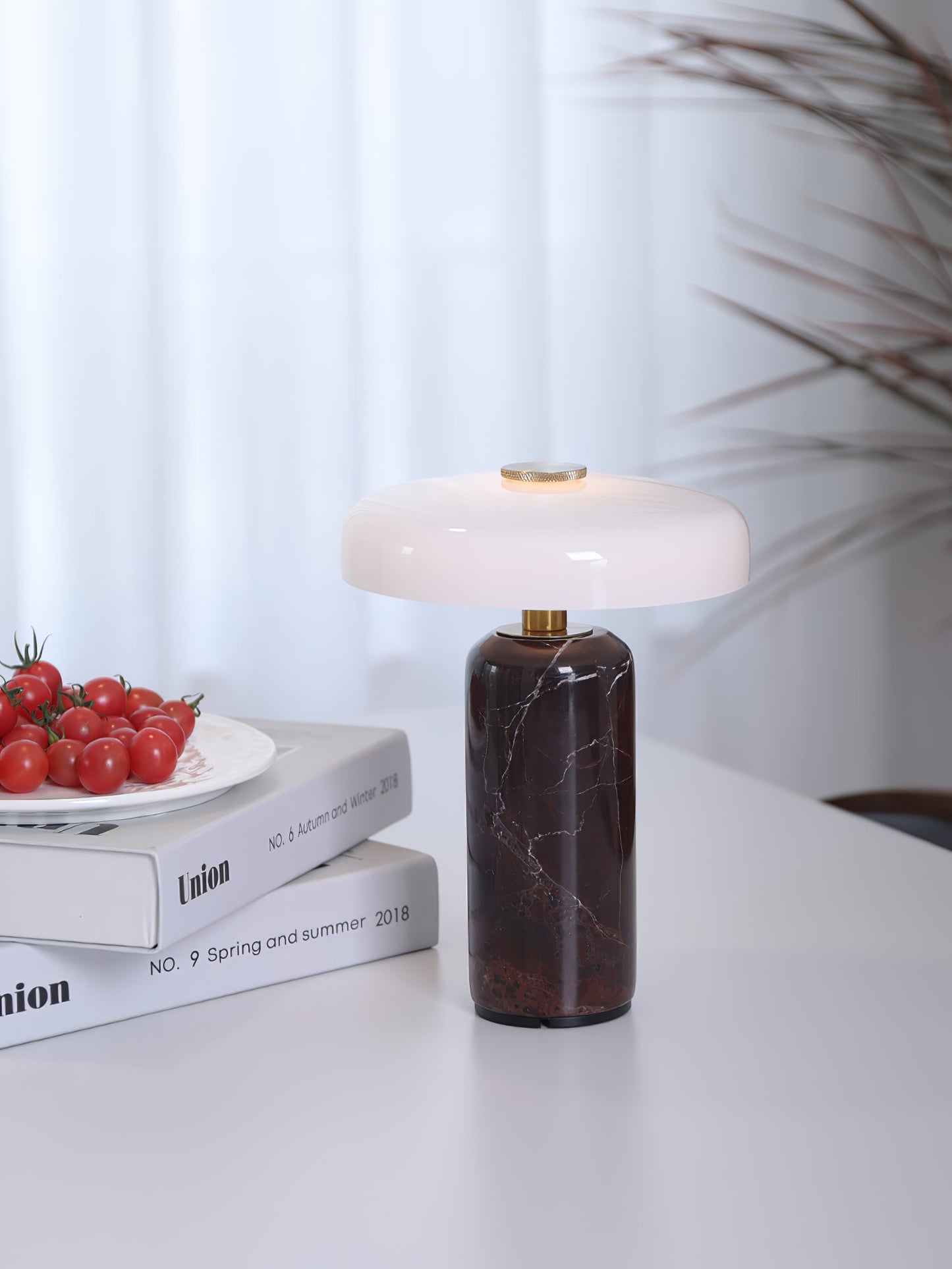 Nowoczesna lampa stołowa z marmurową podstawą i dotykowym sterowaniem LED