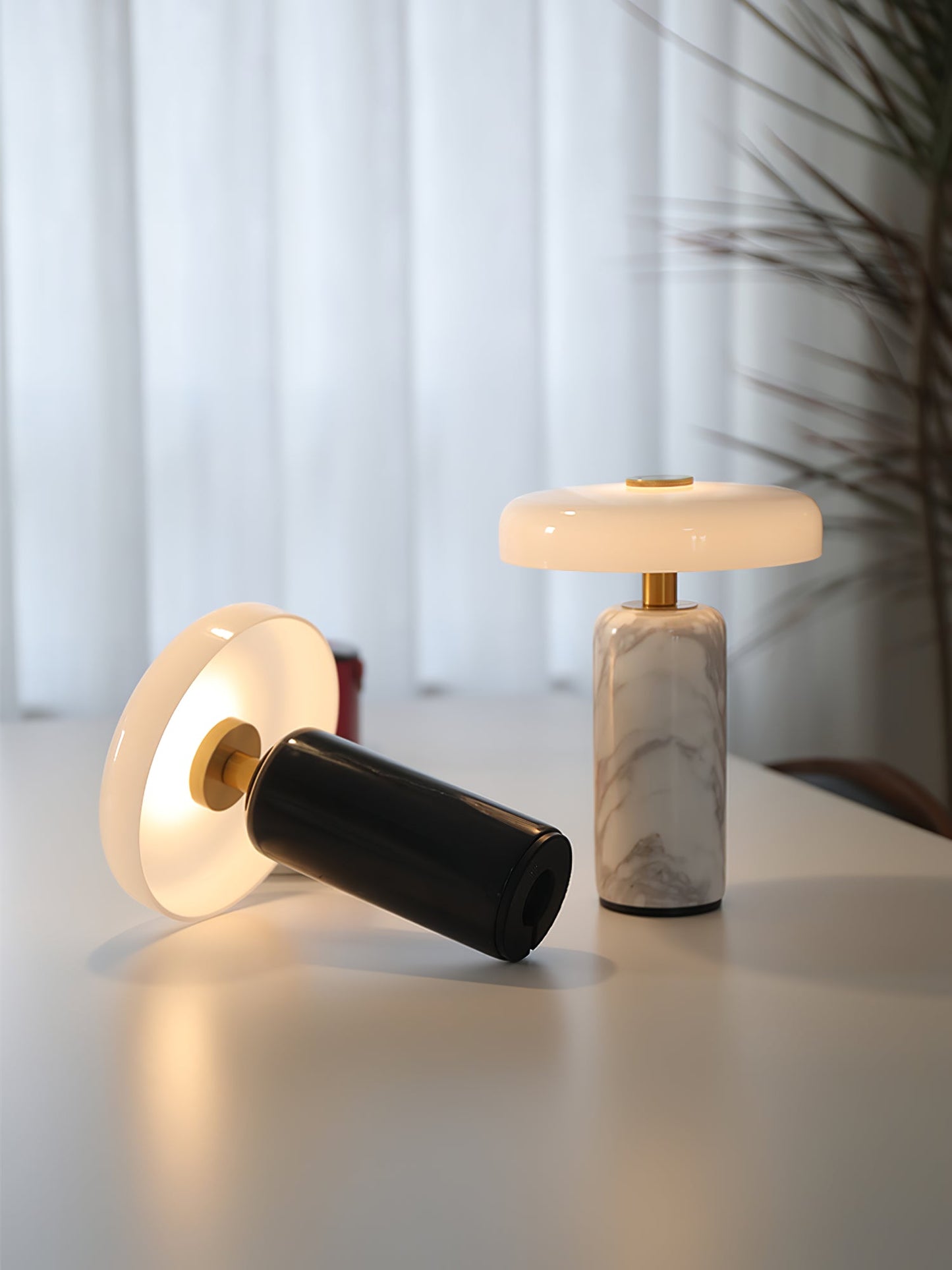 Nowoczesna lampa stołowa z marmurową podstawą i dotykowym sterowaniem LED