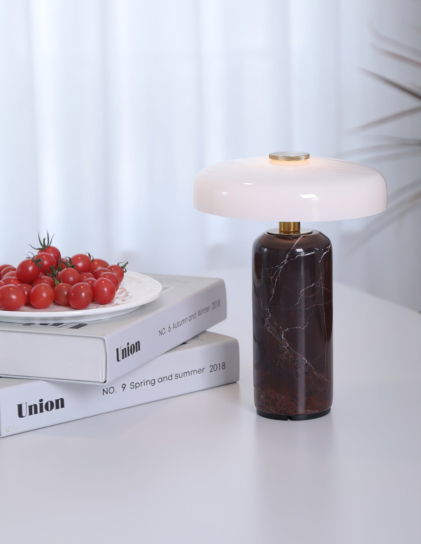 Nowoczesna lampa stołowa z marmurową podstawą i dotykowym sterowaniem LED