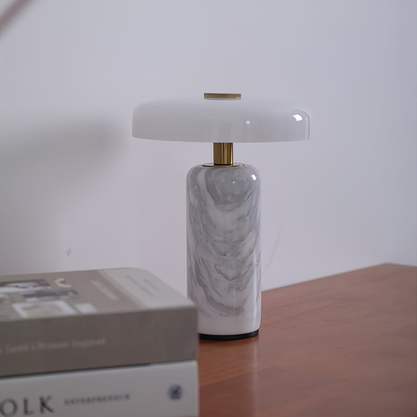 Nowoczesna lampa stołowa z marmurową podstawą i dotykowym sterowaniem LED