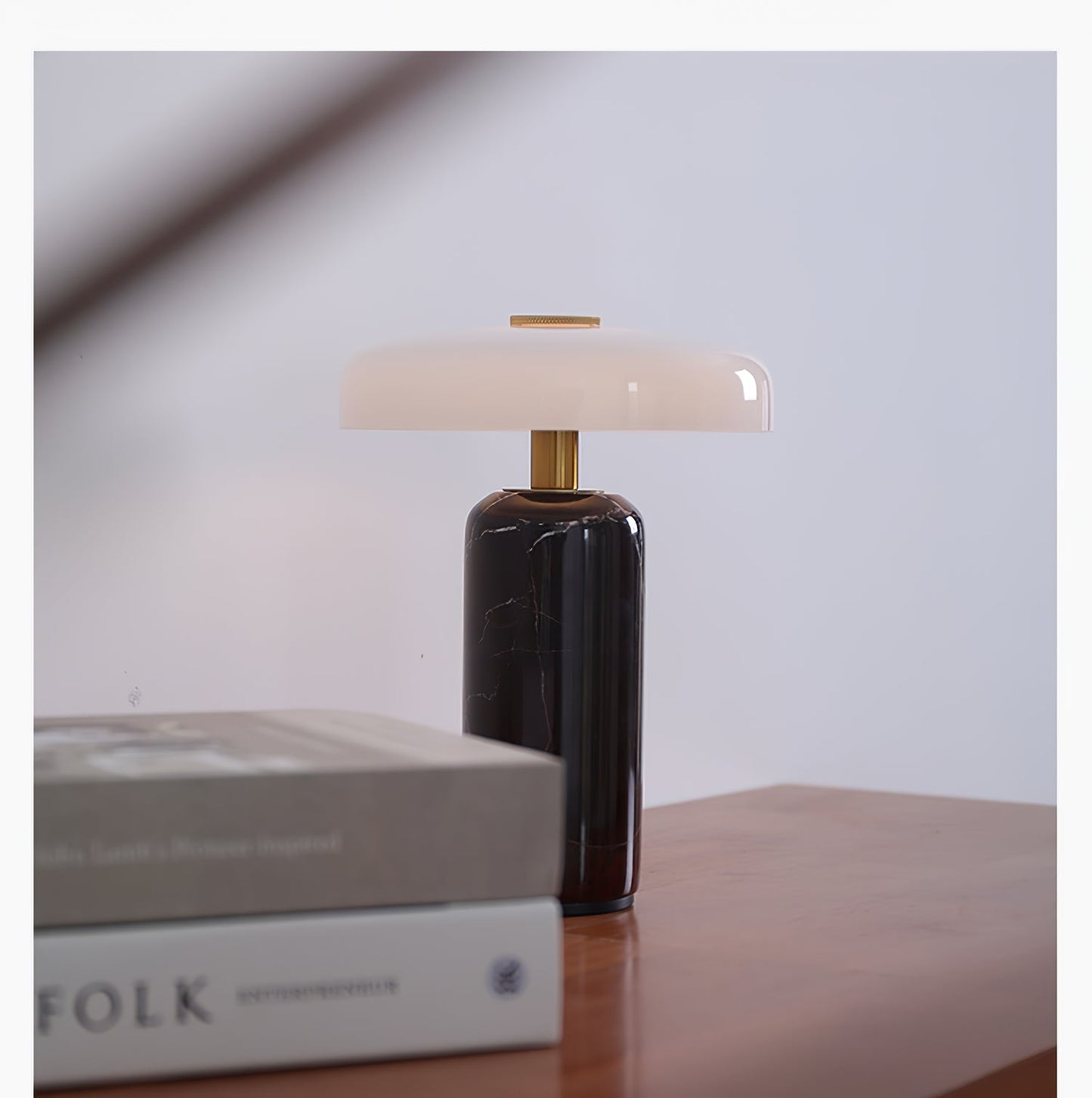 Nowoczesna lampa stołowa z marmurową podstawą i dotykowym sterowaniem LED