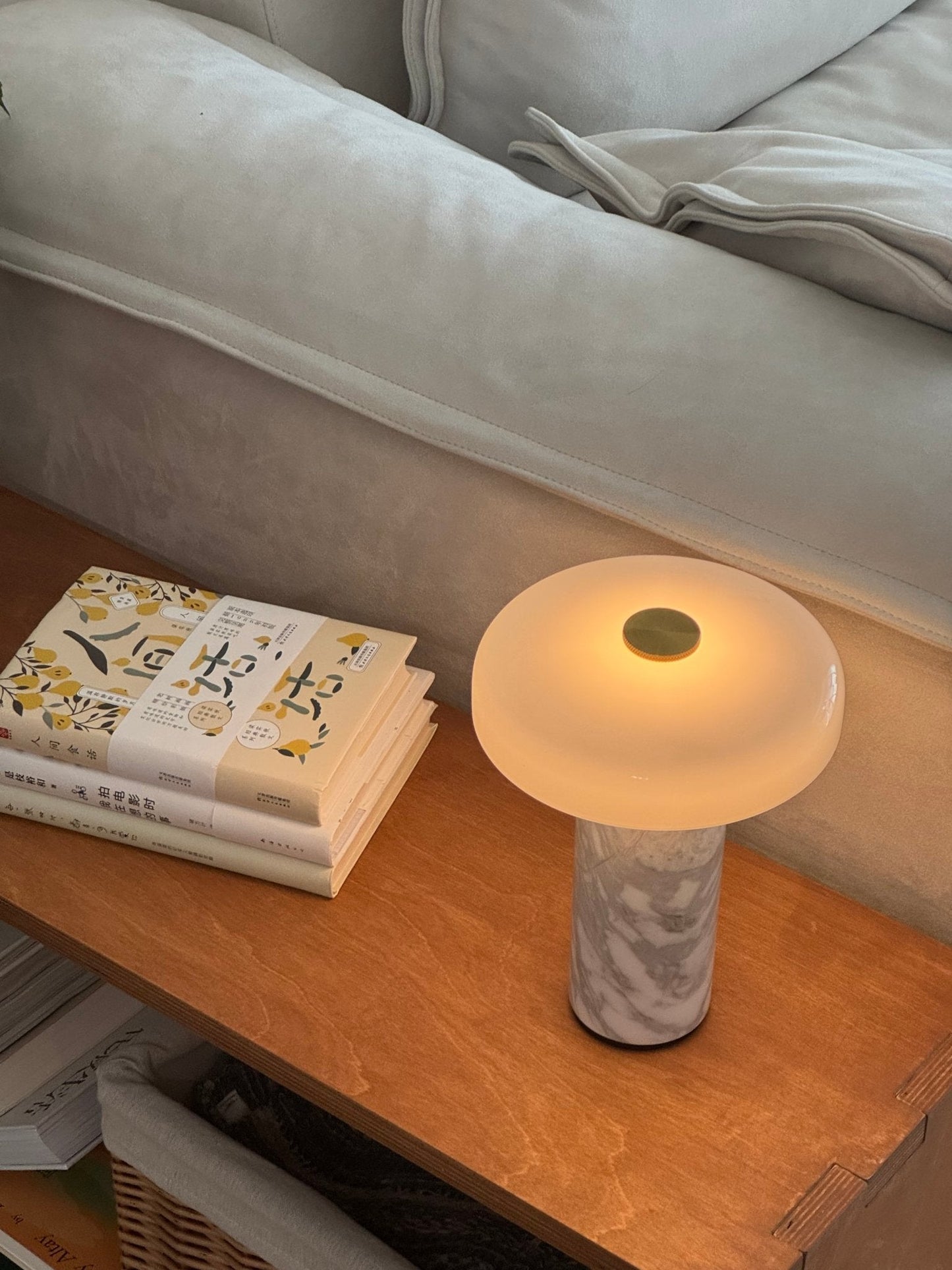 Nowoczesna lampa stołowa z marmurową podstawą i dotykowym sterowaniem LED
