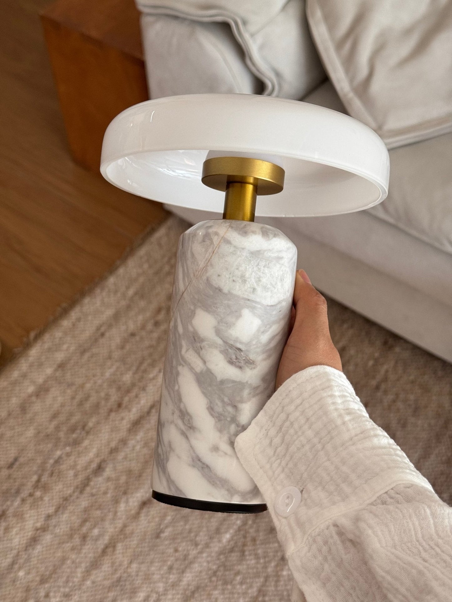Nowoczesna lampa stołowa z marmurową podstawą i dotykowym sterowaniem LED